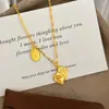 La nueva colección de Zhoujia de collares y pendientes con colgante de oveja de cristal de hielo, que presenta un pequeño diseño de oveja al estilo de la joyería zodiacal de oro y plata de Yunnan.