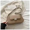 Bolso de axila vintage estilo coreano de cuero encerado al aceite para mujer, nuevo modelo 2026, bolso baguette con cadena y hebilla cuadrada de metal, bolso versátil para el día a día para mujer