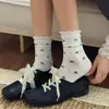 Calcetines apilados de borde con volantes color gris para mujer, calcetines florales hasta la pantorrilla, nuevos calcetines casuales versátiles de algodón estilo japonés para primavera/verano/otoño