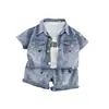 Conjunto de camisa de mezclilla con graffiti para niños, verano 2026, nueva moda de verano, conjunto de tres piezas con cuello redondo y manga corta para niños