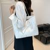 Bolso Tote de Gran Capacidad de Moda para Mujer Este Año Nuevo Estilo 2026 Simple Lindo Colgante Texturizado para el Trabajo y el Viaje Bolso de Hombro