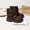 Botas de couro da moda para crianças 2026 outono e inverno estilo coreano estilo britânico botas de cano médio com fivela dupla para meninas botas Martin