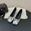 Sapatos estilo coreano com laço plissado plano para mulheres, novo estilo primavera 2026 estilo fada sapatos para o dia a dia slip-on sapatos de avó