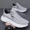 Zapatos de verano nuevos de malla transpirable para jóvenes, para deportes y ocio transfronterizos, zapatos para hombre de punto volador con suela blanda, zapatillas para correr con amortiguación y antideslizantes
