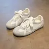 Sapatos Planos Casuais Respiráveis Versáteis Estilo Coreano Treinamento Alemão 2026 Nova Moda de Verão Solado Macio Malha Cano Baixo Sapatos Brancos