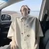 Camisa Masculina de Verão Estilo Hong Kong Moda Fresca Bordada Manga Curta, Camisa Bordada com Desenho Animado Listrado para Jovens