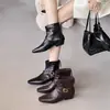 Primeiro Encontro Temporada Botas Curtas Moda Feminina Botas Salto Baixo Salto Bloco 2026 Inverno Novo Estilo Marrom Bico Quadrado Fivela Estiloso Fashion