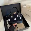 Bolsa de ombro versátil estilo coreano com poá para mulheres, apresentando um design único e minimalista com um toque de luxo e uma estética moderna e de nicho.