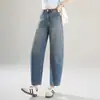 Calça jeans casual patchwork moderna de perna curva para mulheres, coleção outono 2026, corte slim, solta e valoriza a silhueta, com um estilo relaxado e despojado