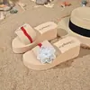 Sandalias europeas y americanas de suela gruesa bordadas Amazon de una tira comercio exterior Bohemian pantuflas florales para mujer playa mujer