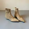 Nueva colección Otoño/Invierno 2026 para mujer: Botines versátiles de punta con tacón oculto, que cuentan con una cremallera trasera y un diseño ajustado que acentúa las piernas