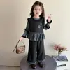 Dulce conjunto coreano de tres piezas para niñas pequeñas, nueva moda otoño 2026, elegante conjunto de pantalones con volantes y chaleco para niñas