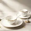 Platos para bistec de porcelana ósea repujada con borde dorado estilo europeo al por mayor, platos de cena estilo occidental, platos para servir para el hogar, juegos de regalo para hoteles y cuencos y platos de cerámica personalizados