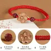 Pulsera de Madera de Melocotón Vieja Salvaje con Cuerda Roja y Cinabrio de Pequeña Flor de Melocotón para Mujeres para Protegerse y Tejer su Pulsera del Año Zodiacal para Hombres para Calmarse y Garantizar la Seguridad