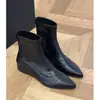 Primer encuentro: Botines versátiles, elegantes y que estilizan la figura para mujer, con un estilo retro británico, diseño cómodo en la punta y perfectos para figuras petite.
