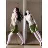 Falda satinada de acetato verde para mujer, una falda de verano deslumbrante, nuevo modelo 2025, minifalda bodycon absolutamente hermosa