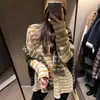 Tricô Camiseta Listrada de Gola Redonda de Comprimento Médio Coreana para Mulheres no Outono, Estilo Preguiçoso Cobrindo o Bumbum e a Parte Inferior do Corpo Top Faltando