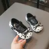Novos Sapatos Infantis Fofos de Bolinhas Rasos Outono 2026, Sapatos Pequenos de Couro Estilosos para Meninas com Laço Retro Bico Redondo