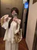 Conjunto de top holgado casual para vacaciones, con encaje hueco etéreo y hombros descubiertos, y pantalones de pierna ancha
