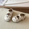 Zapatos de piel para niña estilo princesa 2026 primavera y otoño nuevos con lazo floral de velcro para niños, zapatos de suela blanda