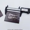 Desarrollo Personalizado de Mercancía de la Banda Slash Rock: Portatarjetas de Cuero Personalizado con Parche de Cuero Metálico y Etiqueta de Identificación