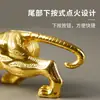 Tigre Rugiendo en las Montañas y Ríos Encendedor Creativo a Prueba de Viento con Forma de Tigre con Artesanía de Relieve Metálico, Adorno de Escritorio Regalo