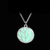 Collar fluorescente con colgante hueco de árbol de la vida redondo que brilla en la oscuridad. Joyería luminosa.