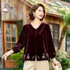Blusa de terciopelo de moda para otoño y primavera de mamá, cuello en V elegante, adelgazante, ropa para mujeres de mediana edad y mayores, camisa bordada de manga larga que cubre el cuerpo