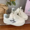 Zapatillas blancas de estilo coreano con suela gruesa, que aumentan la altura y son versátiles para mujer, colección nueva primavera/otoño 2026, adecuadas para estudiantes, casuales y deportivas