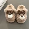 Pantuflas peludas antideslizantes de dibujos animados, modernas y lindas, nuevas para otoño e invierno 2026, zapatos cerrados de algodón cálidos para mujer, fáciles de poner, adecuados para usar en exteriores