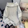 Sudadera con capucha bordada con letras grises estilo retro americano para hombre, primavera y otoño, corte holgado, chaqueta de marca de moda resistente con tres rayas para pareja