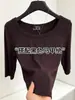 Camiseta interior de color liso con cuello en U y manga de cinco cuartos para mujer, nuevo estilo otoño 2026, rejuvenecedora, versátil, adelgazante, top corto de manga media