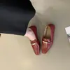 Novos Sapatos Femininos Slip-On Estilo Primavera 2026 com Fivela de Metal, Salto Plataforma Escondido, Solado Macio, Versátil para o Dia a Dia e Trabalho