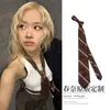 Combinación Perfecta para un Traje~ Corbata Bufanda de Seda a Rayas Diagonales Grises de Alta Inteligencia, Accesorio de Vestimenta Casual y Sencilla Estilo Coreano Otoño e Invierno
