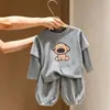 Conjunto de duas peças para bebês meninos, com top listrado de manga longa e calça cropped casual, estilo cartoon, novo para primavera e outono de 2026