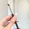 Pincel Plano Inclinado para Delineador de Ojos para la Línea de Pestañas Inferiores y Aegyo-Sal, Pincel para Cejas, Pincel de Maquillaje Inclinado Ultra Fino, Paquete Individual Portátil