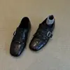 Versión de Invierno 2025 en Piel de Vaca ~ Mocasines Cuadrados con Borlas Talladas Retro Patrón Encogido Nuevos Planos de Boca Profunda de Invierno para Mujer