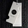 Nuestra Fábrica se Especializa en Personalizar Cartulina Blanca, Papel Couché y Otras Etiquetas para Ropa, Zapatos y Calcetines. Podemos Agregar Logos, Impresión a Color, Estampado en Caliente y Repujado