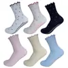 Calcetines de yoga de lunares para mujer, calcetines deportivos de interior para fitness, calcetines de Pilates de media pantorrilla, calcetines profesionales antideslizantes de encaje para el suelo, venta al por mayor