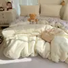 Conjunto de Cama de Caxemira Espesso de Inverno Quatro Peças, Lençóis de Cama de Veludo Coral com Forro de Lã, Capa de Edredom Individual, Conjunto de Cama de Veludo Leite para Dormitório Três Peças