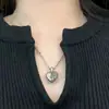 Collar Colgante de Corazón Roto y Lápida de Plata Tailandesa Retro Tendencia Estilo Nicho Europeo y Americano Alto Gama Otoño e Invierno
