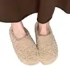 Pantuflas peludas para mujer para otoño e invierno, para usar en exteriores, pantuflas estilo Birkenstock, pantuflas cálidas de algodón afelpado, zapatos blancos para mujer, medias pantuflas cerradas de punta plana