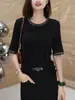 Camiseta de algodão de seda estilosa de manga média para mulheres, moderna com design de strass, novo estilo de verão, cor sólida, top casual versátil