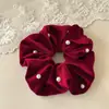 Scrunchie Plissado de Pérola Vintage Outono/Inverno 2026 Novo Veludo Vermelho Francês Prendedor de Cabelo Coque Acessório de Cabelo para Mulheres
