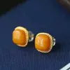 Libro Pequeño de Caperucita Roja Explosiones Cuadrado Pequeño Azúcar Ruyi Pendientes Pequeños Estilo Chino Nuevo Antiguo Sencillo Incrustado Cera de Abeja Vieja Pendientes Versátiles