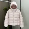 Jaqueta curta acolchoada com capuz para mulheres petite, moda inverno 2026, com logo na manga, jaqueta puffer quente e de corte solto