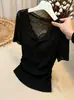 Camiseta Feminina Preta de Manga Curta com Renda e Patchwork, Decote V, Estilo Puro Desejo, Design Fino de Verão, Caimento Justo, Valoriza a Silhueta, Top com Ombro Regular