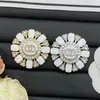 Broche de Camelia con Pedrería Estilo Chanel Nuevo Modelo 2025 para Mujer, Broche Acrílico Pequeño de Lujo de Gama Alta Estilo Chanel al por Mayor