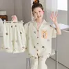 Pijama de seda helada para niñas, nuevo modelo verano 2026, ropa de casa para niños talla mediana y grande, conjunto de tres piezas de manga corta para niños, ropa fina para aire acondicionado