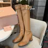 Botas de cavaleiro com salto grosso de 7cm e fivela dourada, estilo da Mãe Uva, zíper lateral, salto alto, cano alto, bico quadrado, botas versáteis que afinam